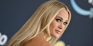 carrie underwood ser over skulderen