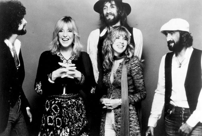 rundt 1977 l r lindsey buckingham, christine mcvie, mick fleetwood, stevie nicks og john mcvie av rockegruppen fleetwood mac poserer for et portrett i circa 1977 foto av michael ochs archivesgetty Bilder