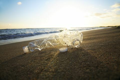 Hawaii, Oahu, flaske med vann på stranden