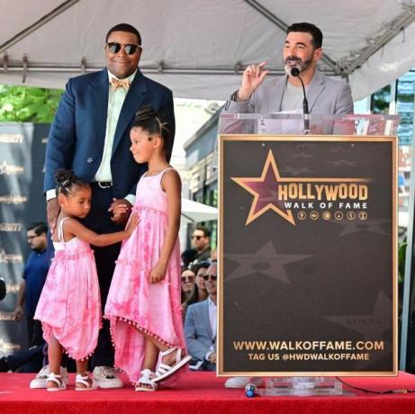 komiker og skuespiller Kenan Thompson lytter mens josh server henvender seg til publikum på sin Hollywood Walk of Fame-stjerneseremoni 11. august 2022 i Hollywood, California Thompsons utmerkelse vil gjøre ham til den 2728. stjernen i Hollywood Walk of Fames TV-kategori bilde av frederic j brown afp bilde av frederic j brownafp via getty Bilder