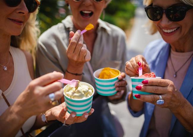 venner spiser på iskremfestival på en pause fra shopping