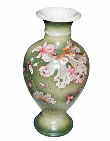 Denne japanske Satsuma keramikkvasen har blomster- og bladmotiver