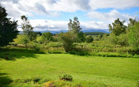 Utsikt over fjellkjeden Caingorms fra hagen til Garth of Finlarig
