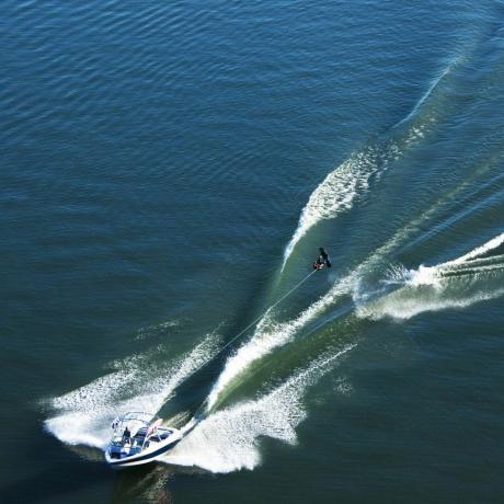 en atletisk wakeboarder hopper i kjølvannet