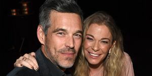 Leann rimes og eddie cibrian sitter på en middag sammen