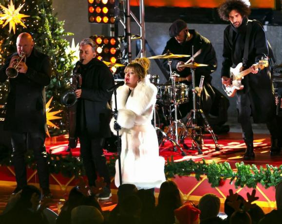 kelly clarkson opptrer på rockefeller center