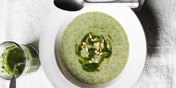 Vill hvitløksuppe med pesto og pinjekjerner