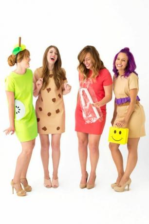 fire lattermilde kvinner i korte kjoler kledd som "lunsjdamer", en bærer en gul smilebånds matboks