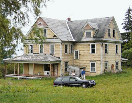 råtnende gult hus