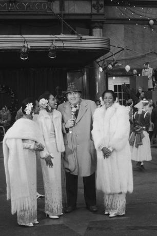 willard scott intervjuer rollebesetningen til Broadways drømmejenter på Macys Thanksgiving Day parade i 1982